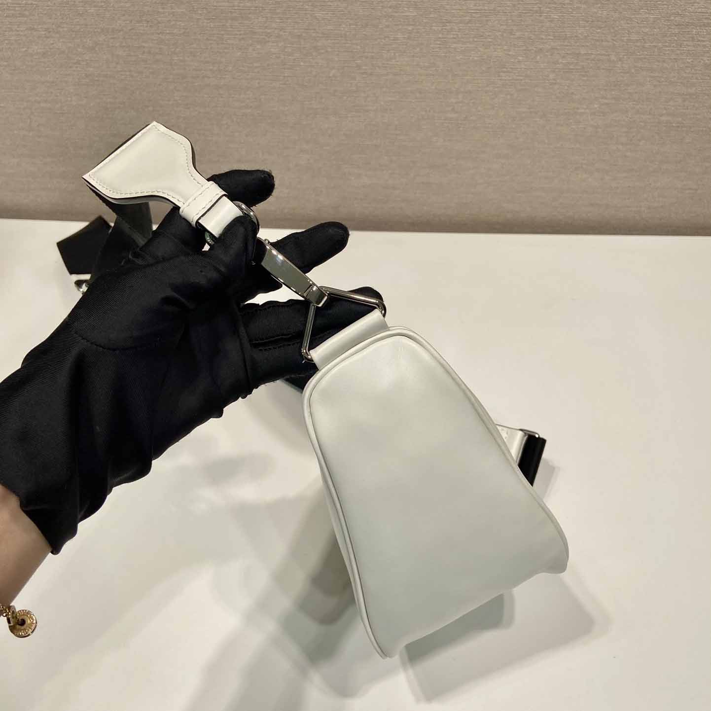 Prada Dreiecksledertasche - EUR FASHION
