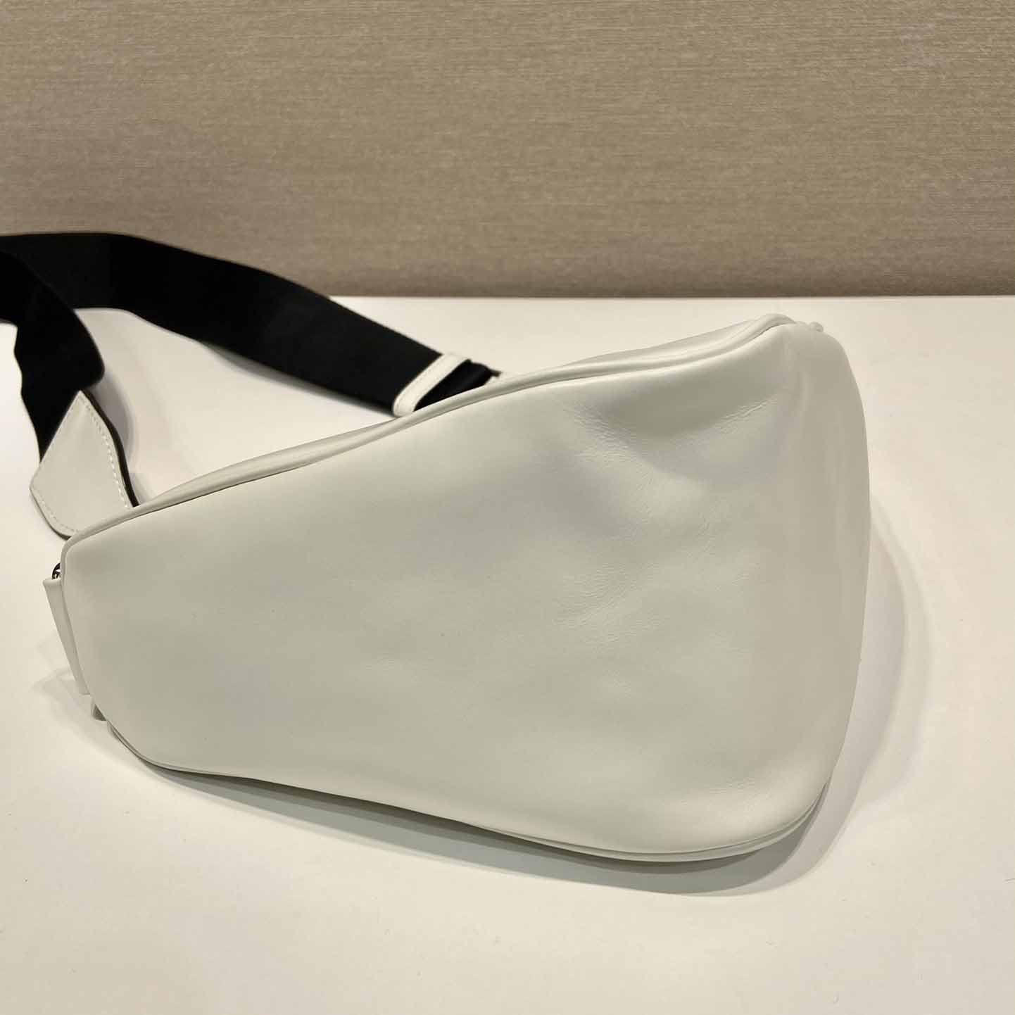 Prada Dreiecksledertasche - EUR FASHION