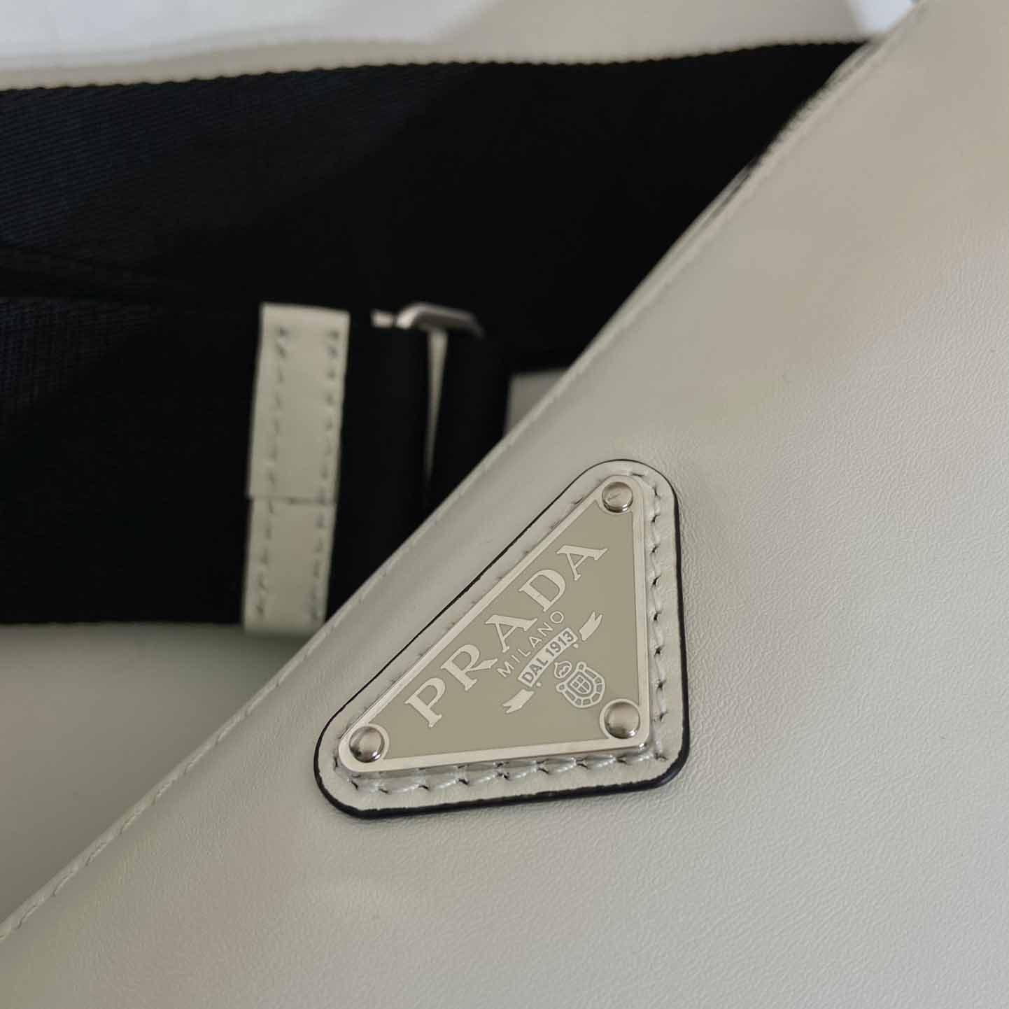 Prada Dreiecksledertasche - EUR FASHION