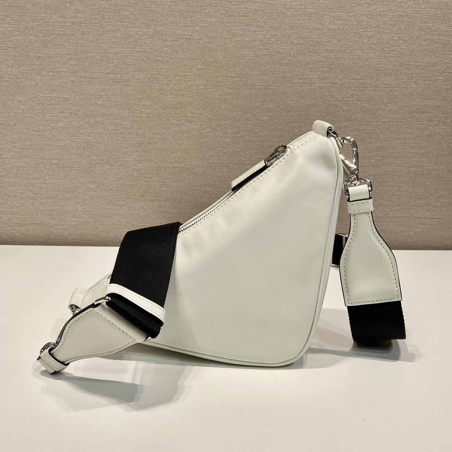 Prada Dreiecksledertasche - EUR FASHION