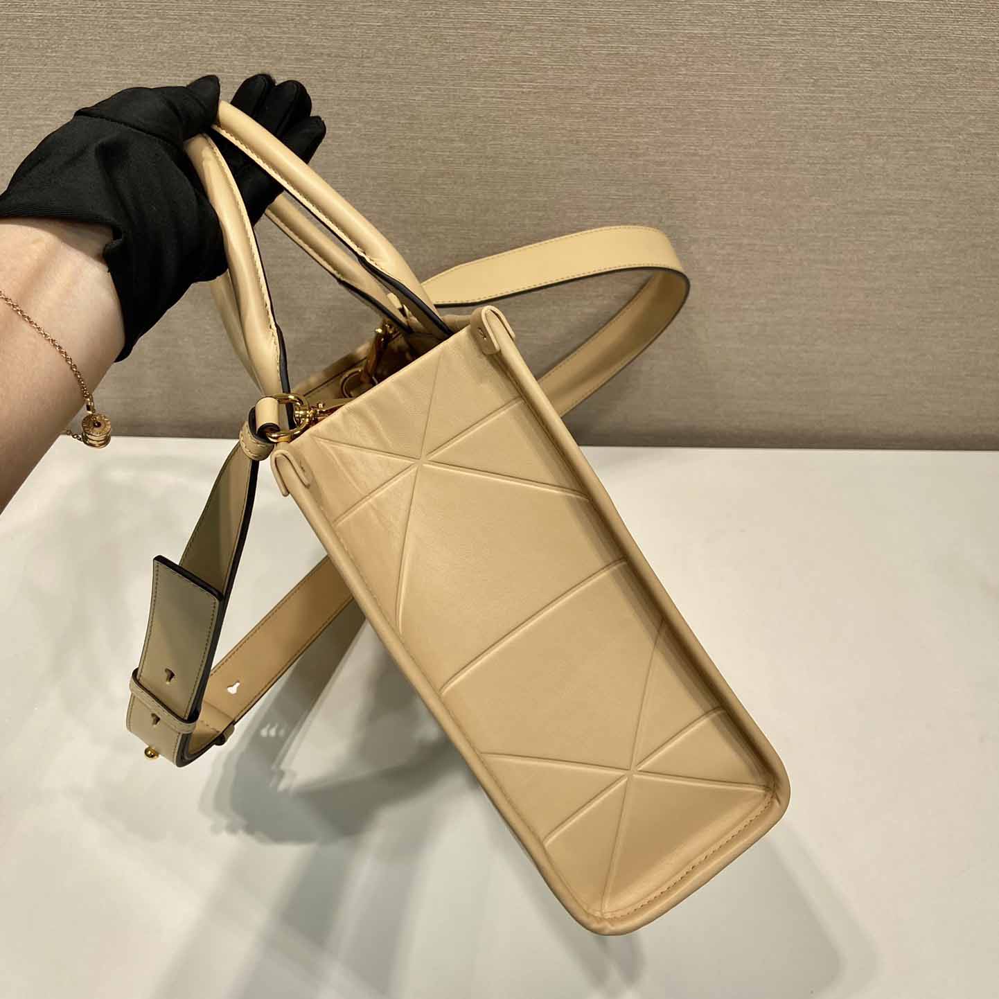 Prada – Kleine Ledertasche „Prada Symbole“ mit Steppnähten - EUR FASHION