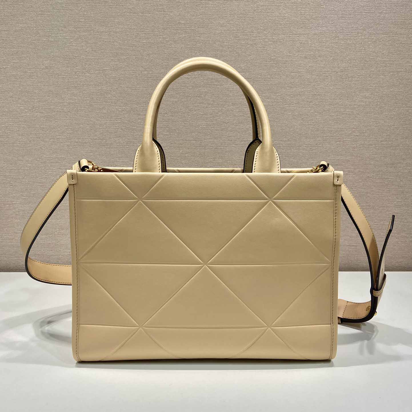 Prada – Kleine Ledertasche „Prada Symbole“ mit Steppnähten - EUR FASHION