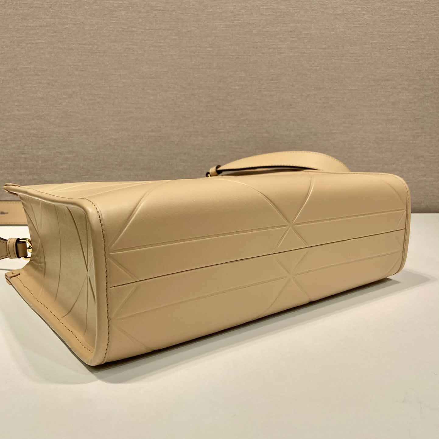 Prada – Kleine Ledertasche „Prada Symbole“ mit Steppnähten - EUR FASHION