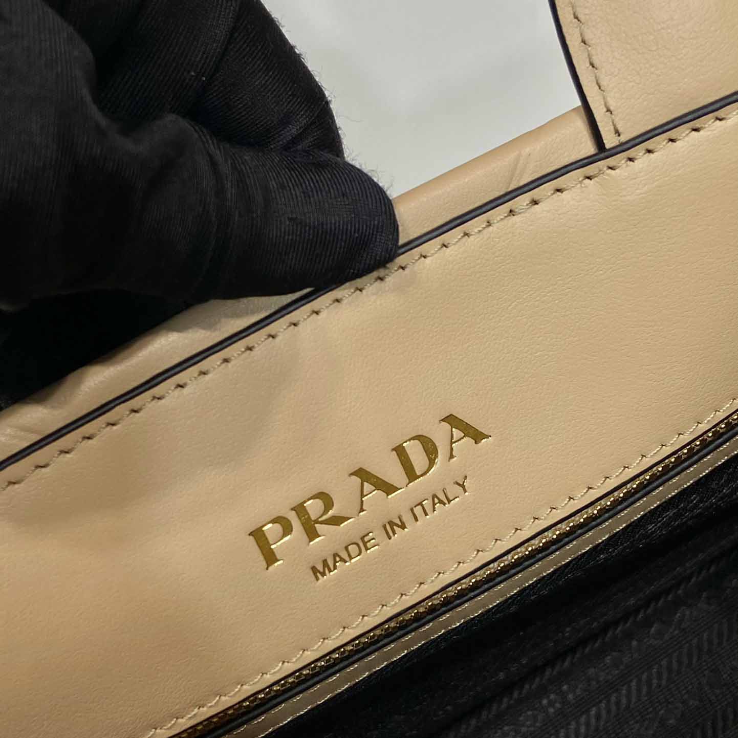 Prada – Kleine Ledertasche „Prada Symbole“ mit Steppnähten - EUR FASHION