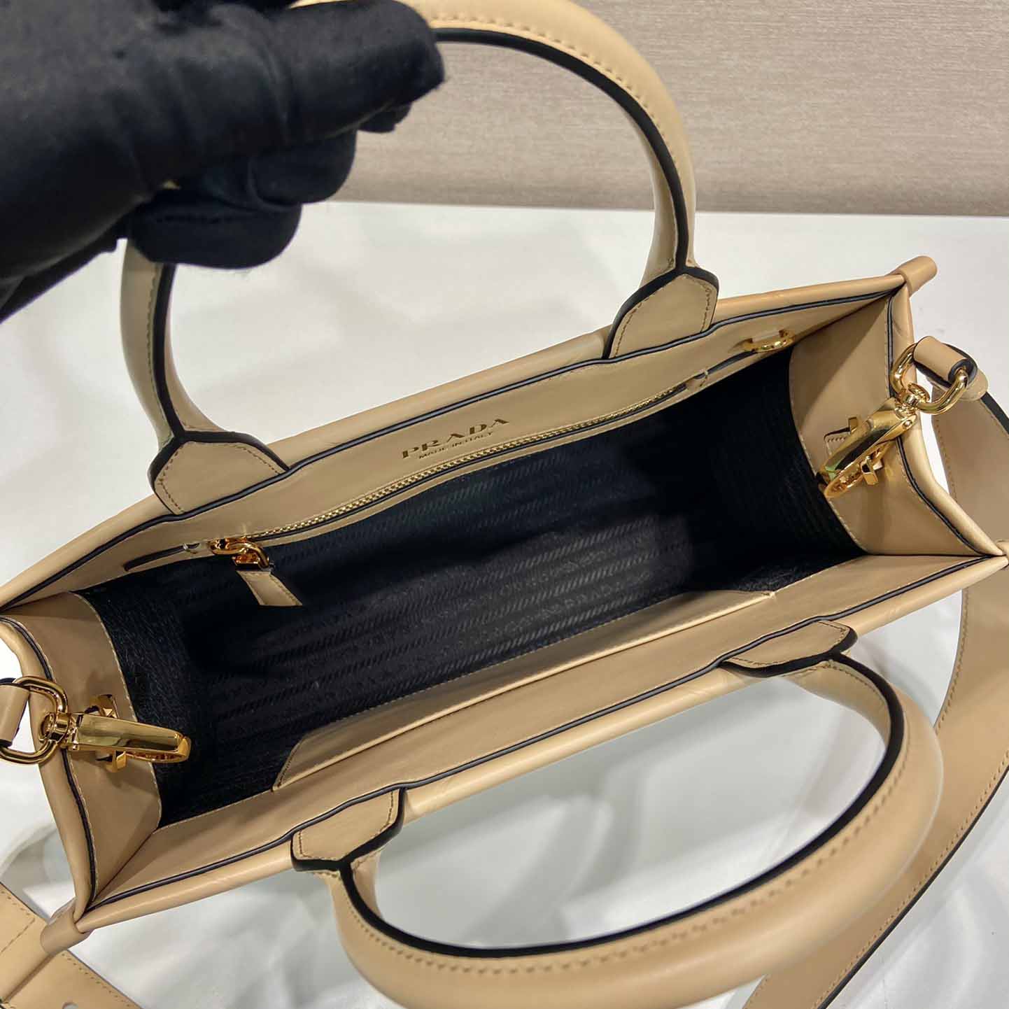 Prada – Kleine Ledertasche „Prada Symbole“ mit Steppnähten - EUR FASHION