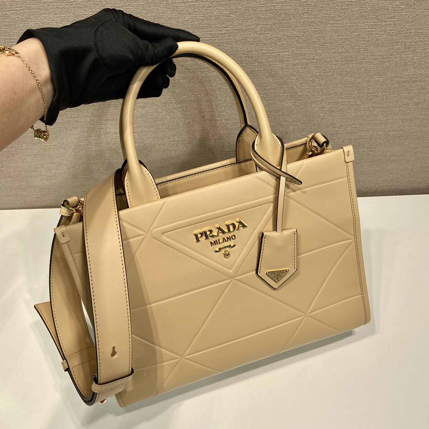 Prada – Kleine Ledertasche „Prada Symbole“ mit Steppnähten - EUR FASHION