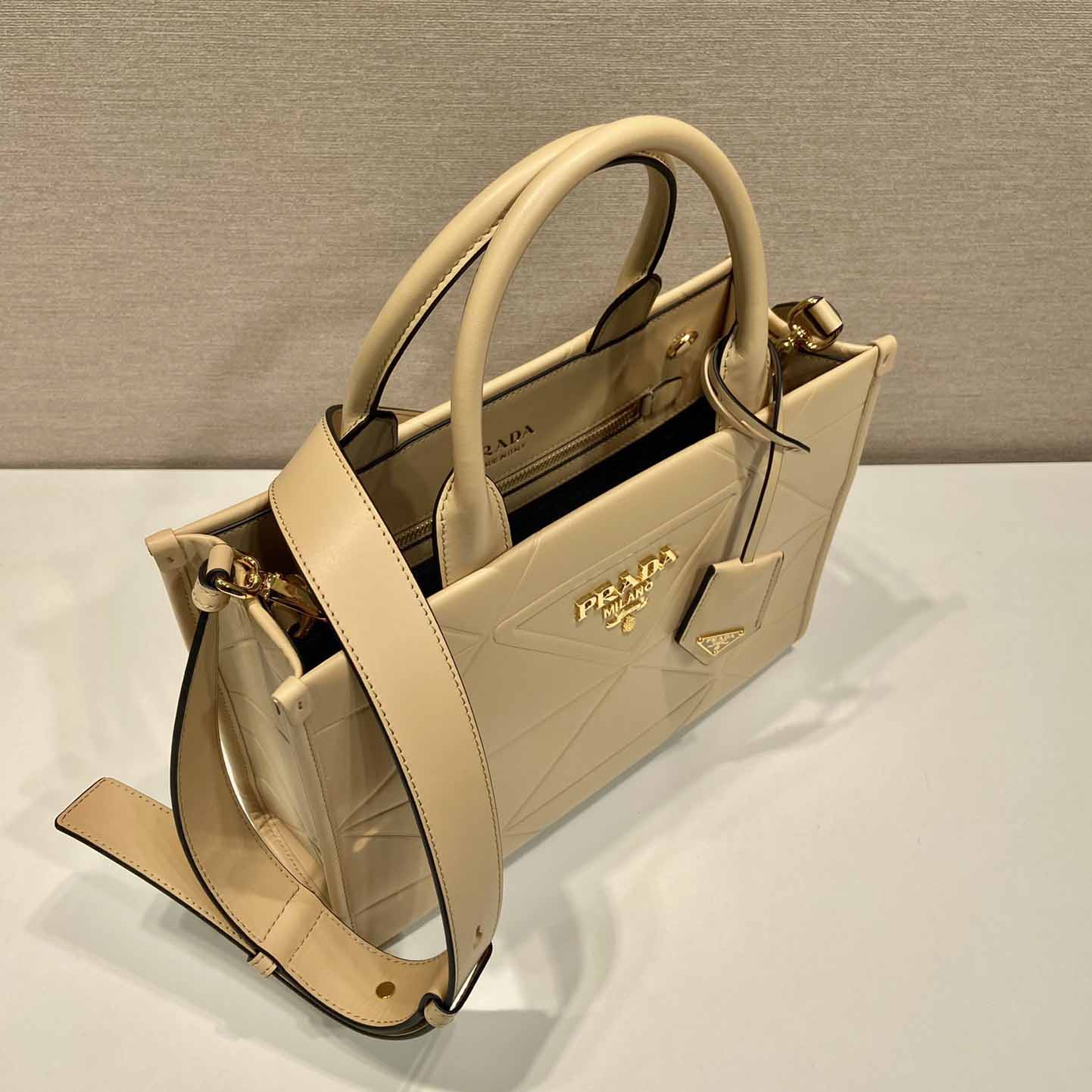Prada – Kleine Ledertasche „Prada Symbole“ mit Steppnähten - EUR FASHION