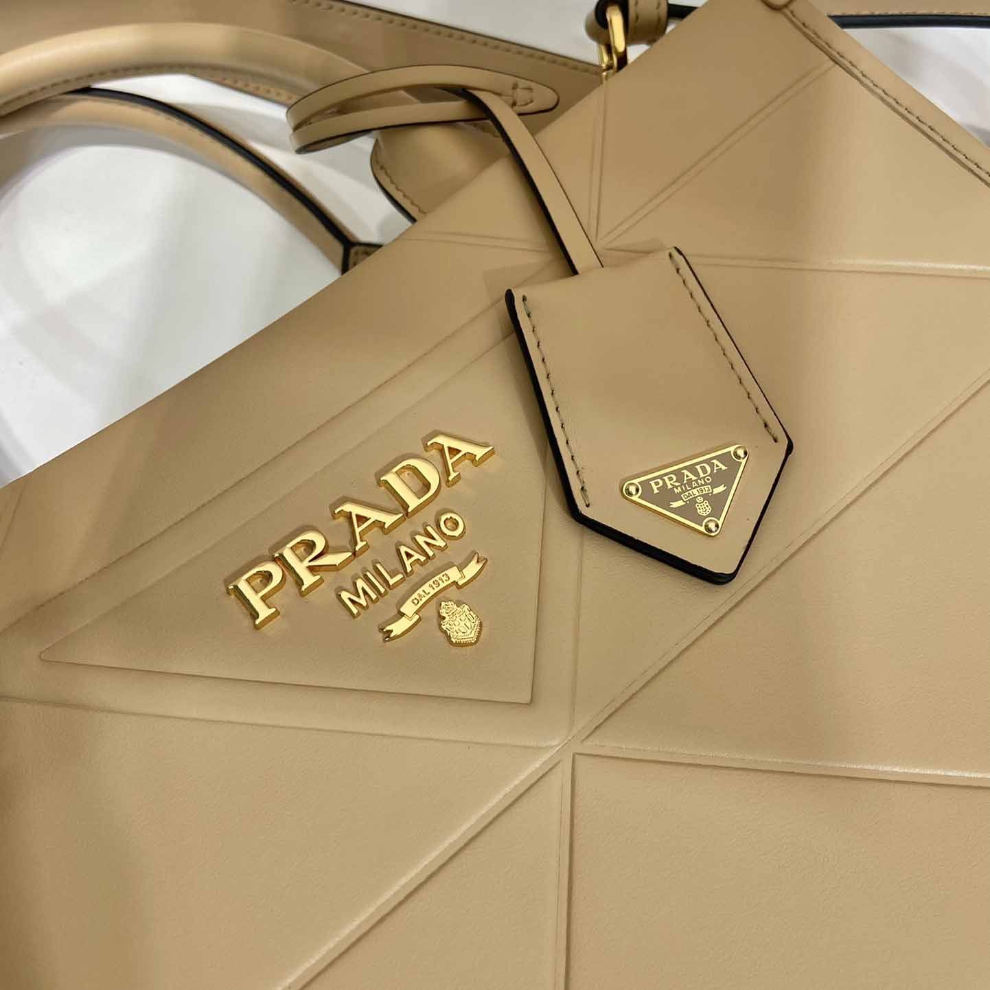 Prada – Kleine Ledertasche „Prada Symbole“ mit Steppnähten - EUR FASHION