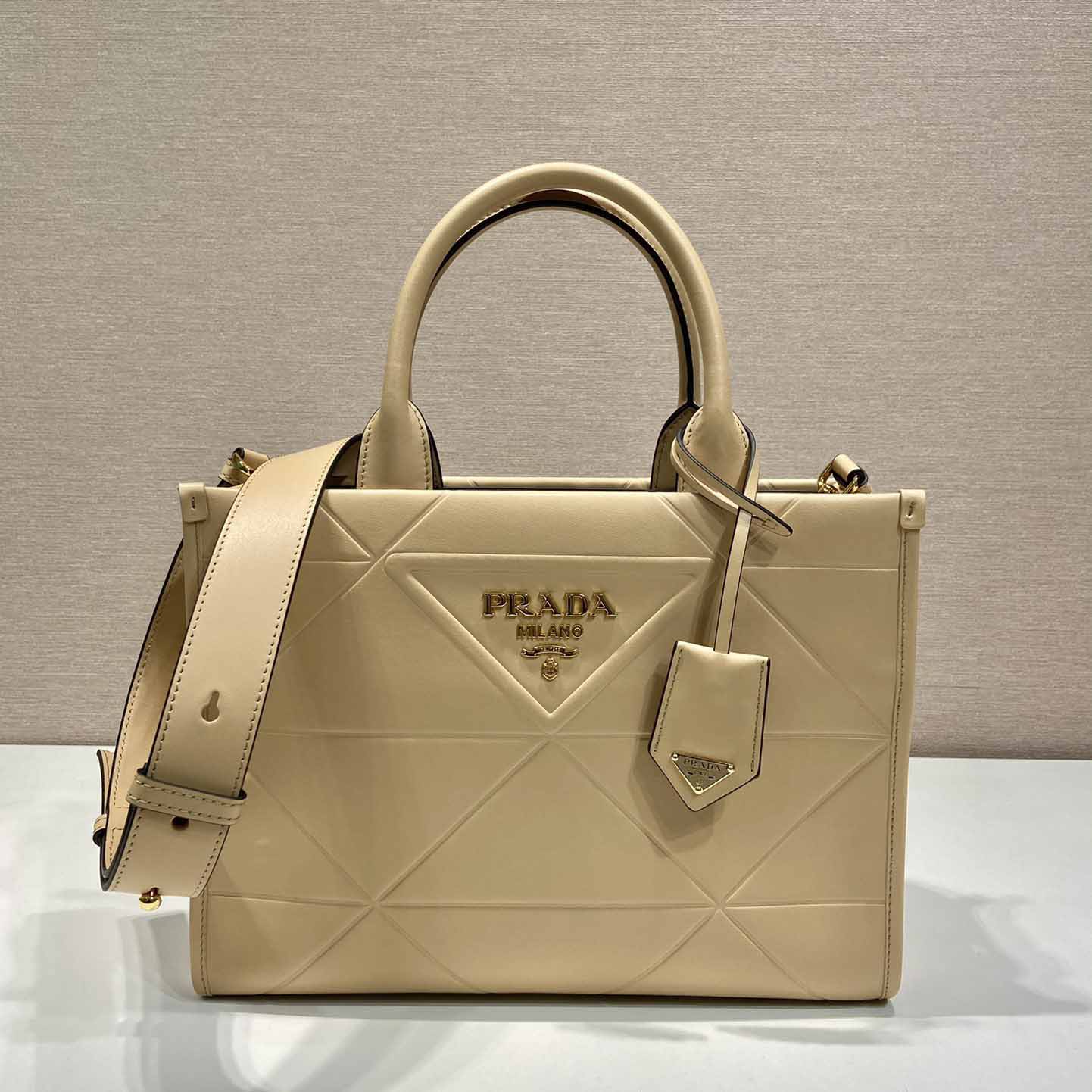 Prada – Kleine Ledertasche „Prada Symbole“ mit Steppnähten - EUR FASHION