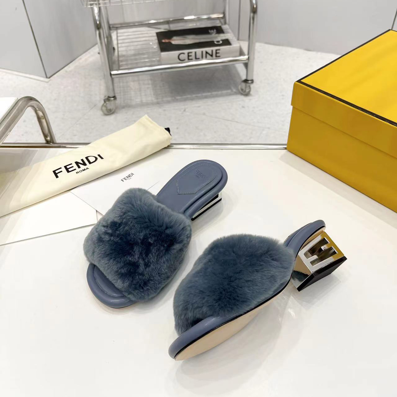 Fendi Baguette Blaue Nerz-Slides - EUR FASHION