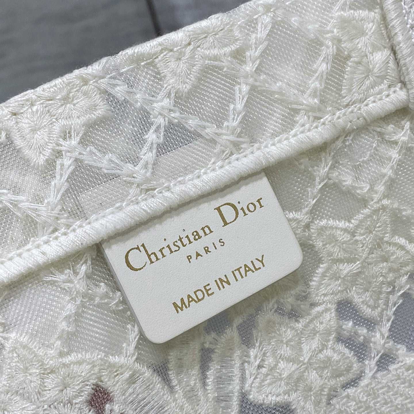 Mittlere Dior-Buchtasche von Dior - EUR FASHION