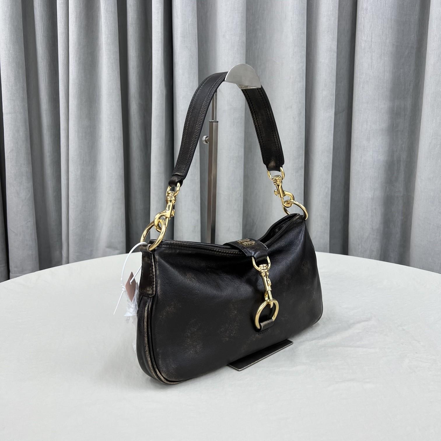 Miu Miu Leder-Umhängetasche mit Karabinerhaken - EUR FASHION