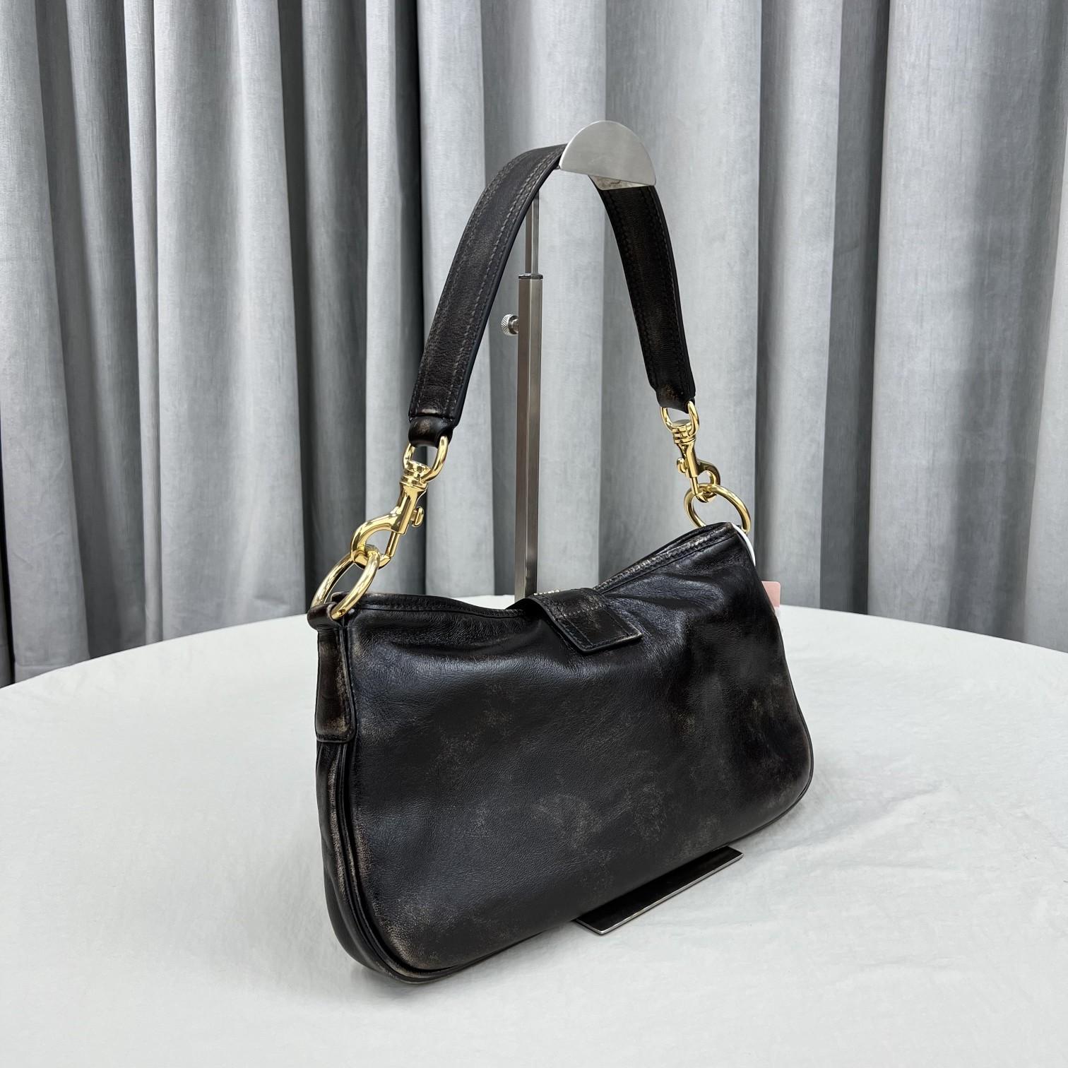 Miu Miu Leder-Umhängetasche mit Karabinerhaken - EUR FASHION