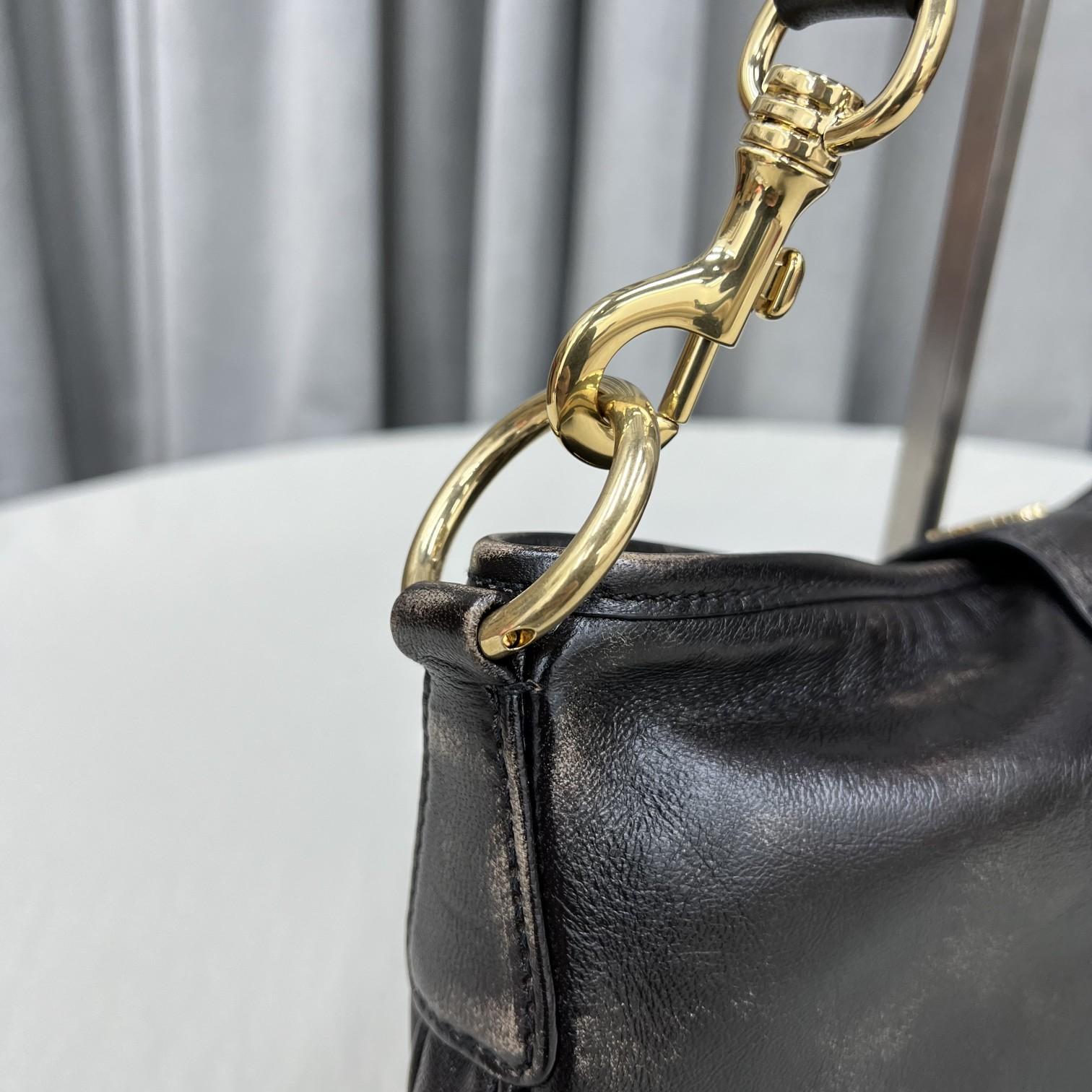 Miu Miu Leder-Umhängetasche mit Karabinerhaken - EUR FASHION
