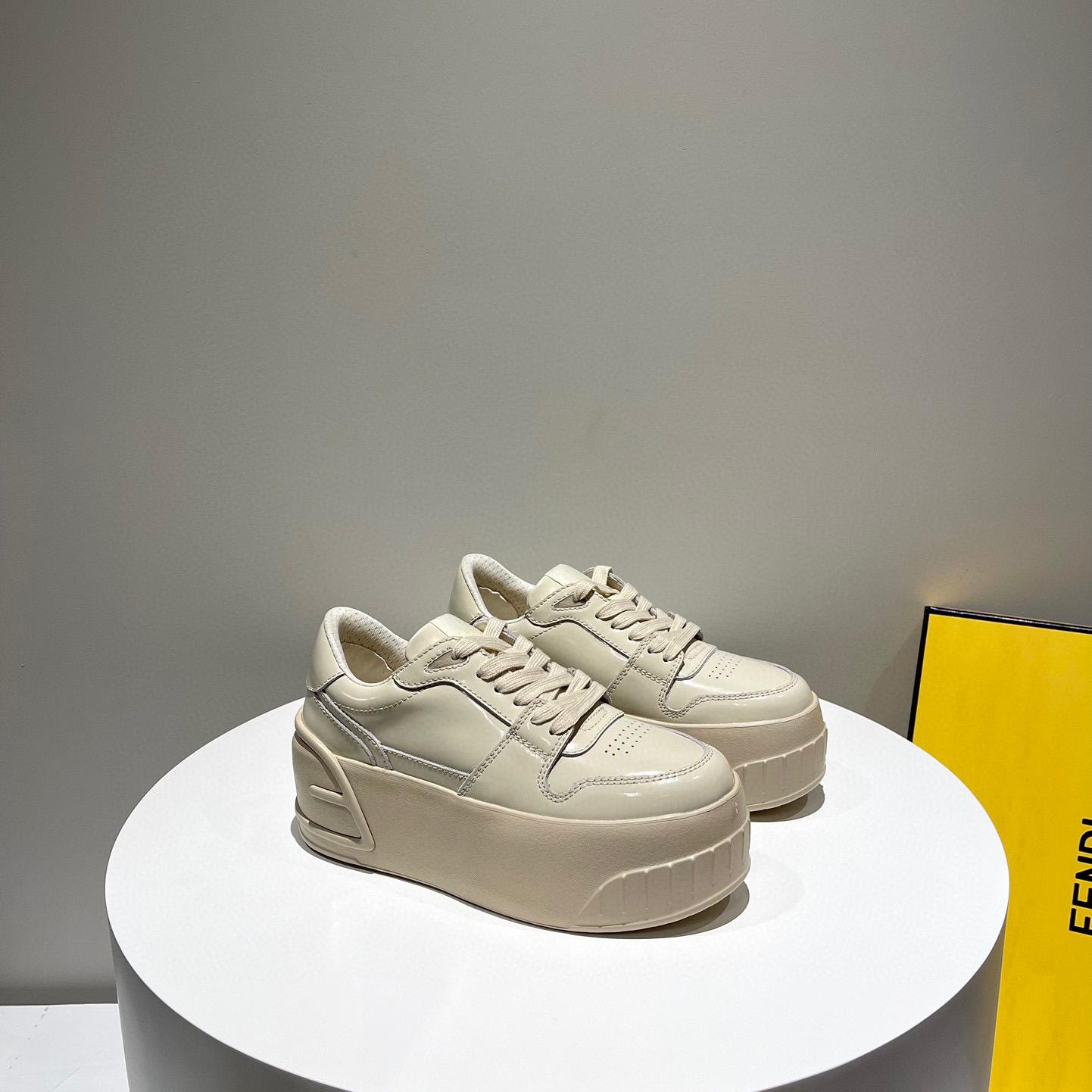 Low-Top-Sneaker aus beigem Leder von Fendi Fashion Show - EUR FASHION