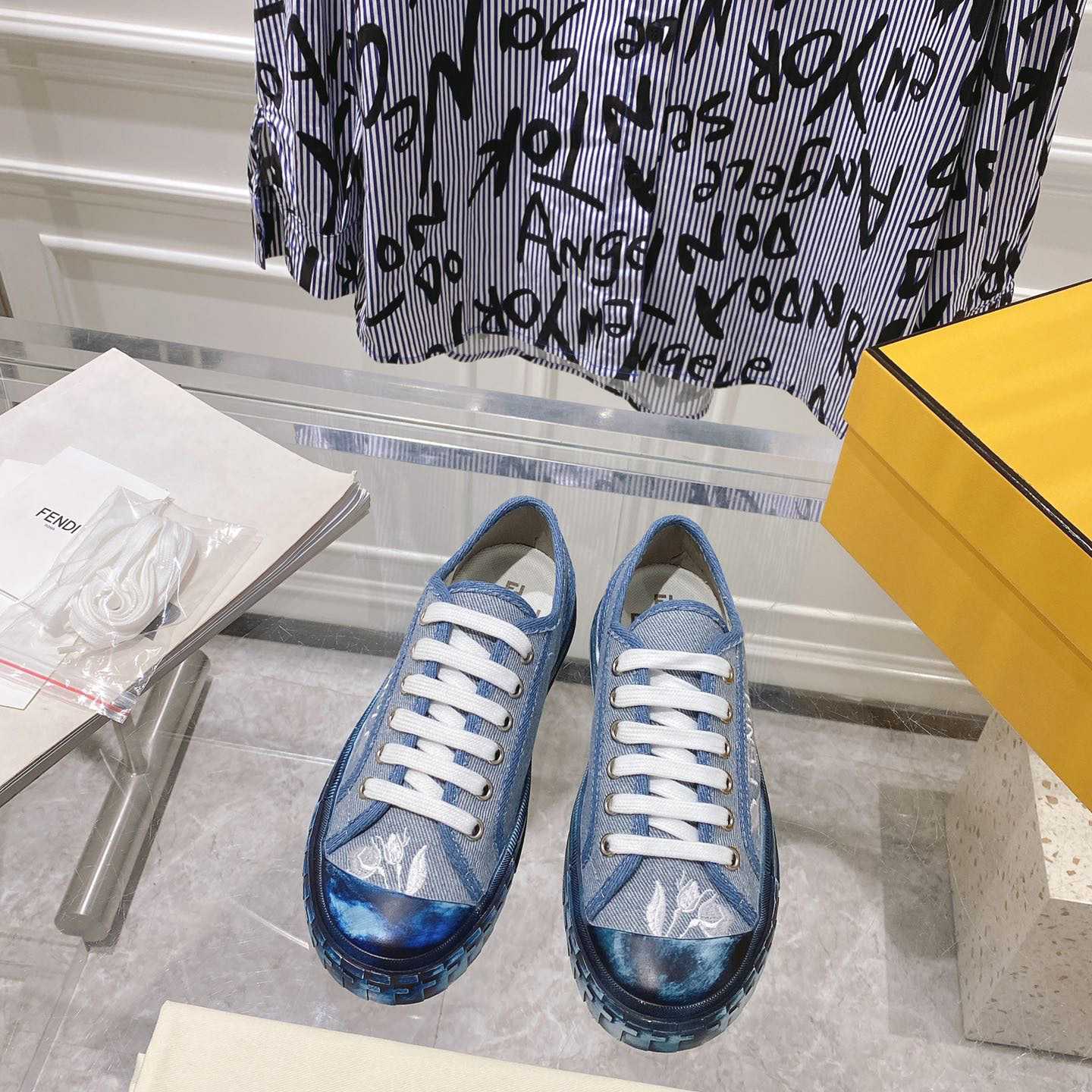 Fendi Domino Hellblaue Denim-Low-Top-Sneaker - EUR FASHION