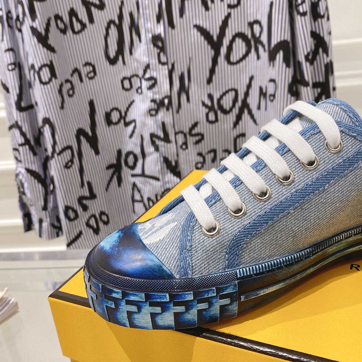 Fendi Domino Hellblaue Denim-Low-Top-Sneaker - EUR FASHION