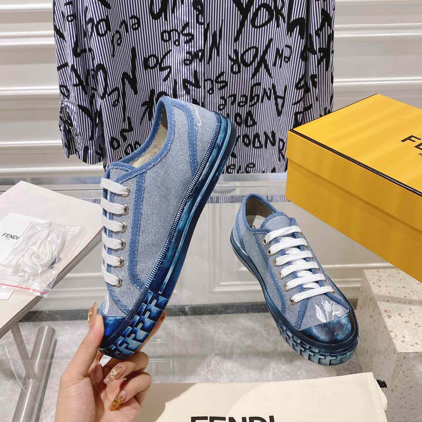 Fendi Domino Hellblaue Denim-Low-Top-Sneaker - EUR FASHION