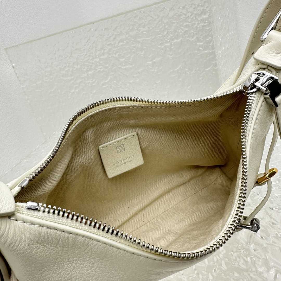 Givenchy Mini Voyou Tasche aus Leder (18–24–3,5 cm) - EUR FASHION