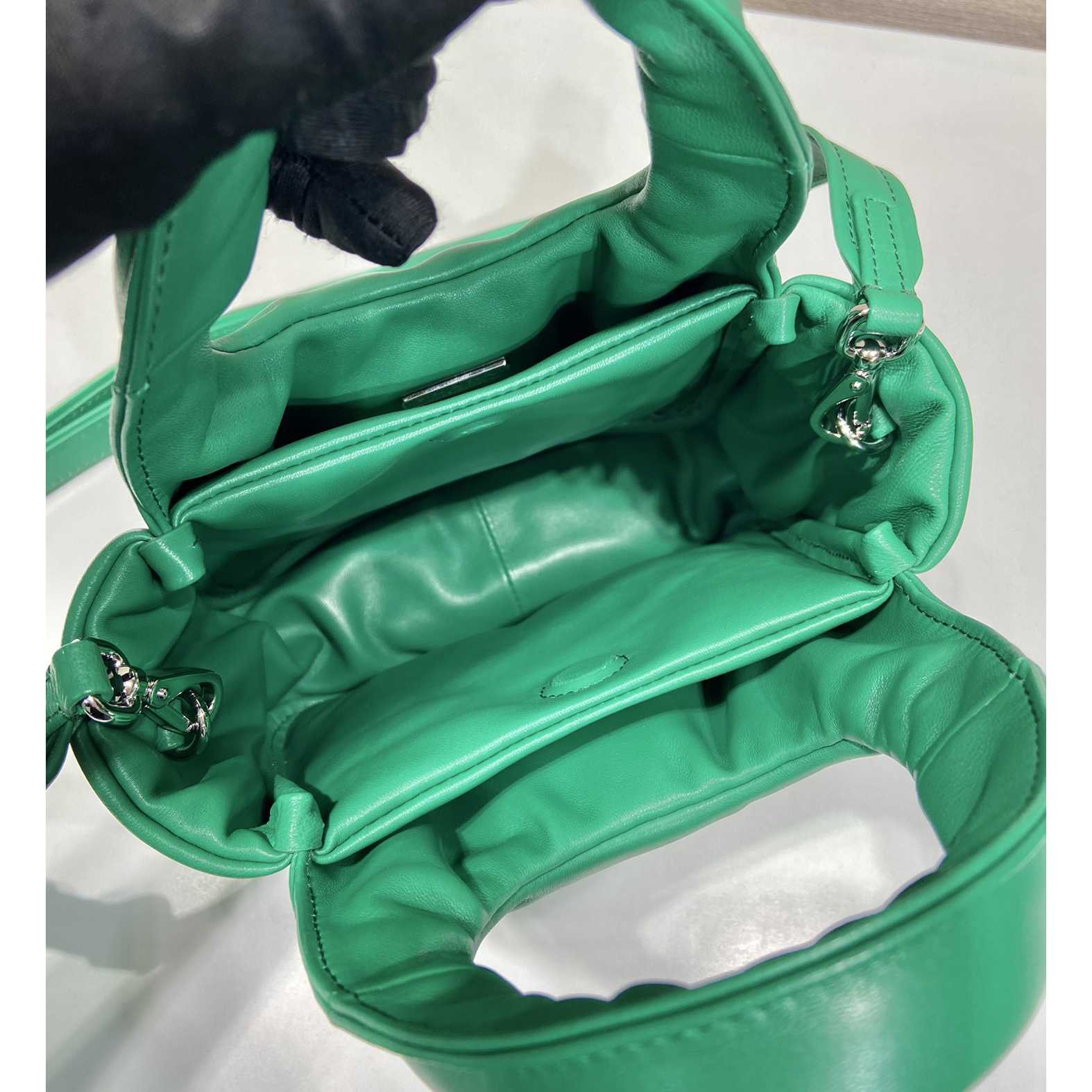 Prada Kleine gepolsterte Prada-Tasche aus weichem Nappaleder - EUR FASHION