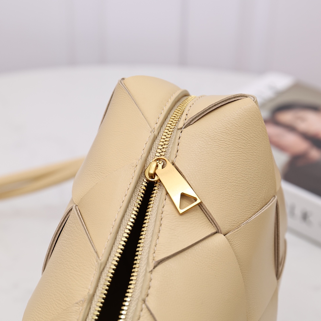 Kleine Kassettenkameratasche von Bottega Veneta - EUR FASHION
