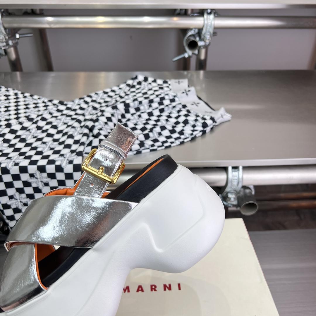 Marni-Sandale „Aras 23“ aus silberfarbenem, verspiegeltem Leder mit Kreuzkreuzmuster - EUR FASHION