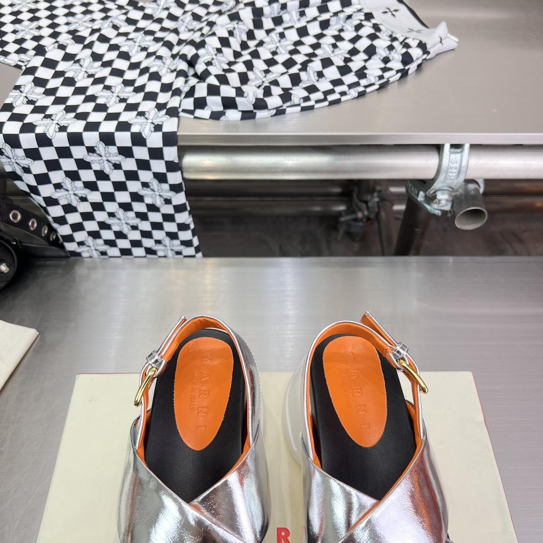 Marni-Sandale „Aras 23“ aus silberfarbenem, verspiegeltem Leder mit Kreuzkreuzmuster - EUR FASHION