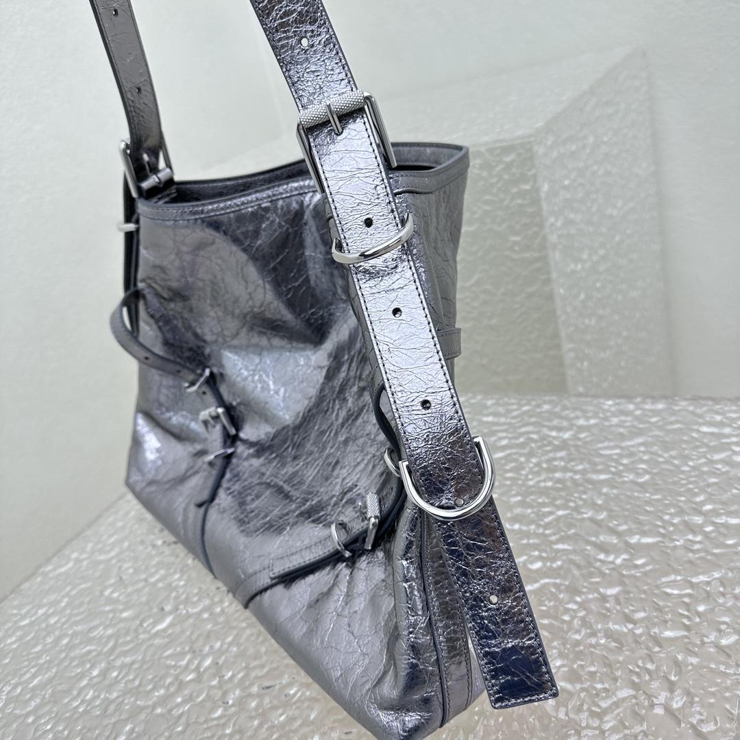 Givenchy Mittelgroße Voyou-Tasche aus laminiertem Leder (32–37–6,5 cm) - EUR FASHION
