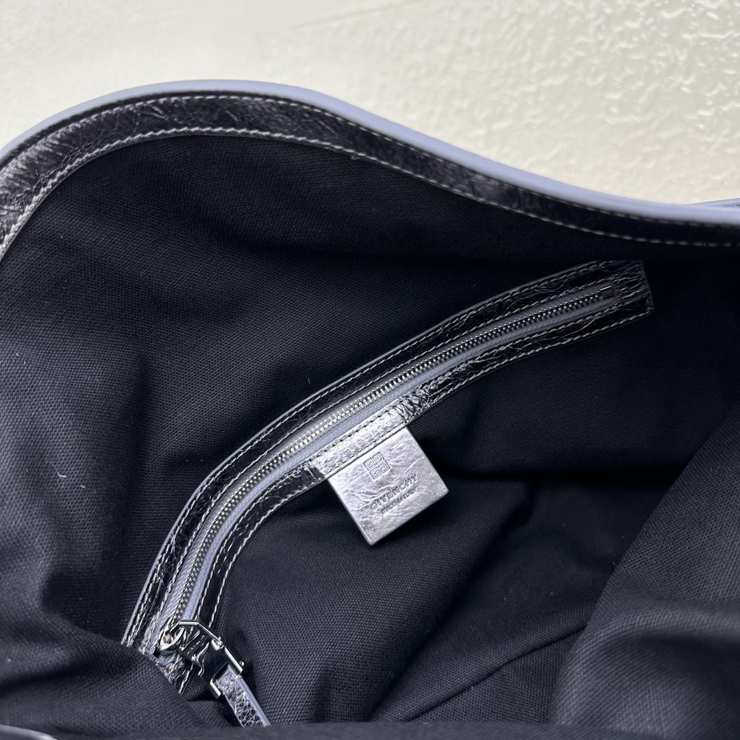 Givenchy Mittelgroße Voyou-Tasche aus laminiertem Leder (32–37–6,5 cm) - EUR FASHION