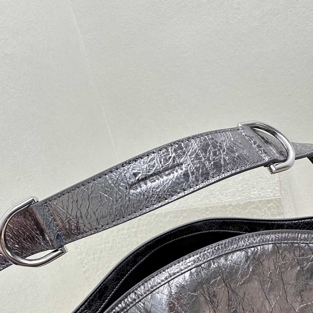 Givenchy Mittelgroße Voyou-Tasche aus laminiertem Leder (32–37–6,5 cm) - EUR FASHION
