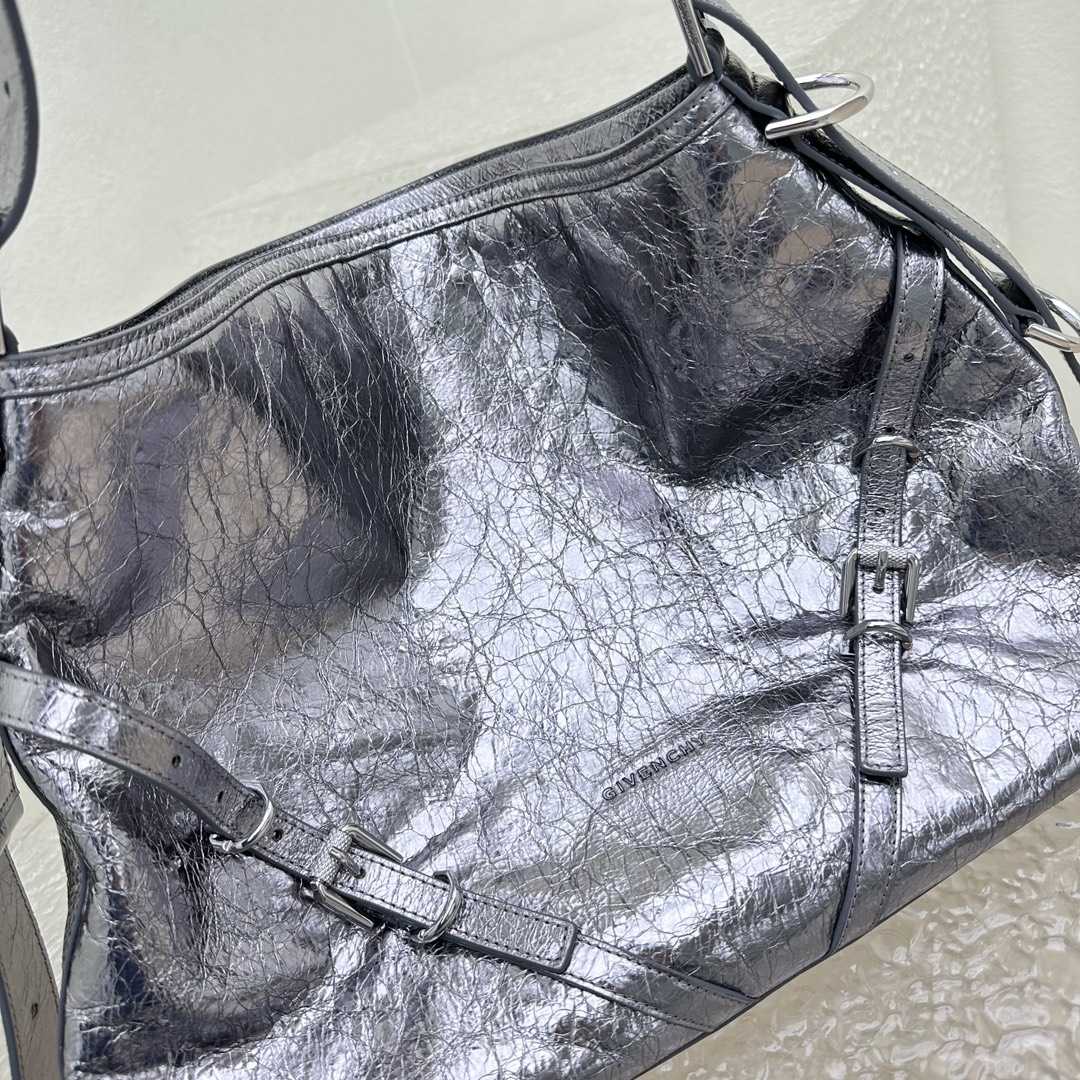 Givenchy Mittelgroße Voyou-Tasche aus laminiertem Leder (32–37–6,5 cm) - EUR FASHION
