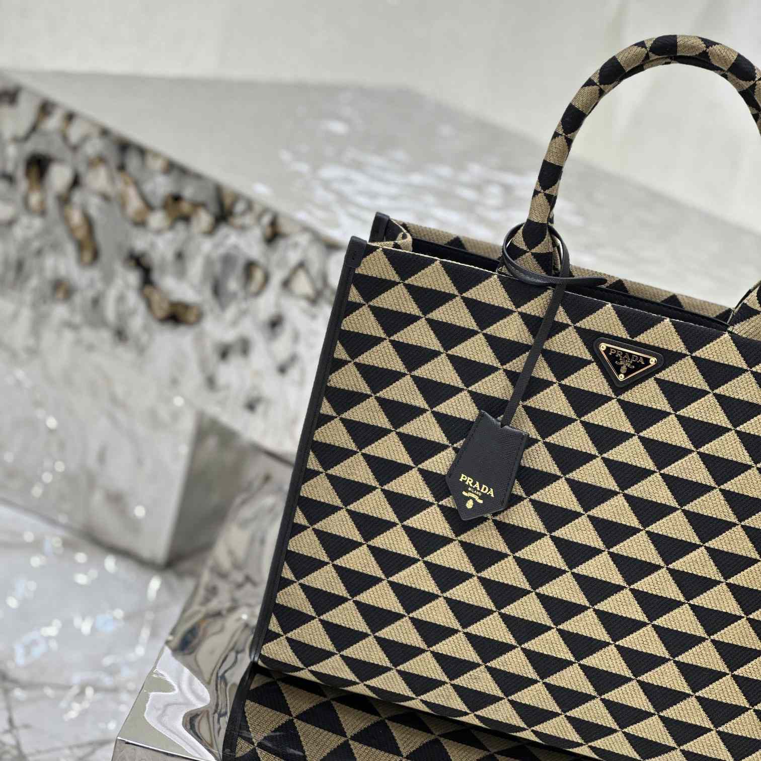 Große Prada-Symbole-Handtasche aus besticktem Stoff von Prada - EUR FASHION