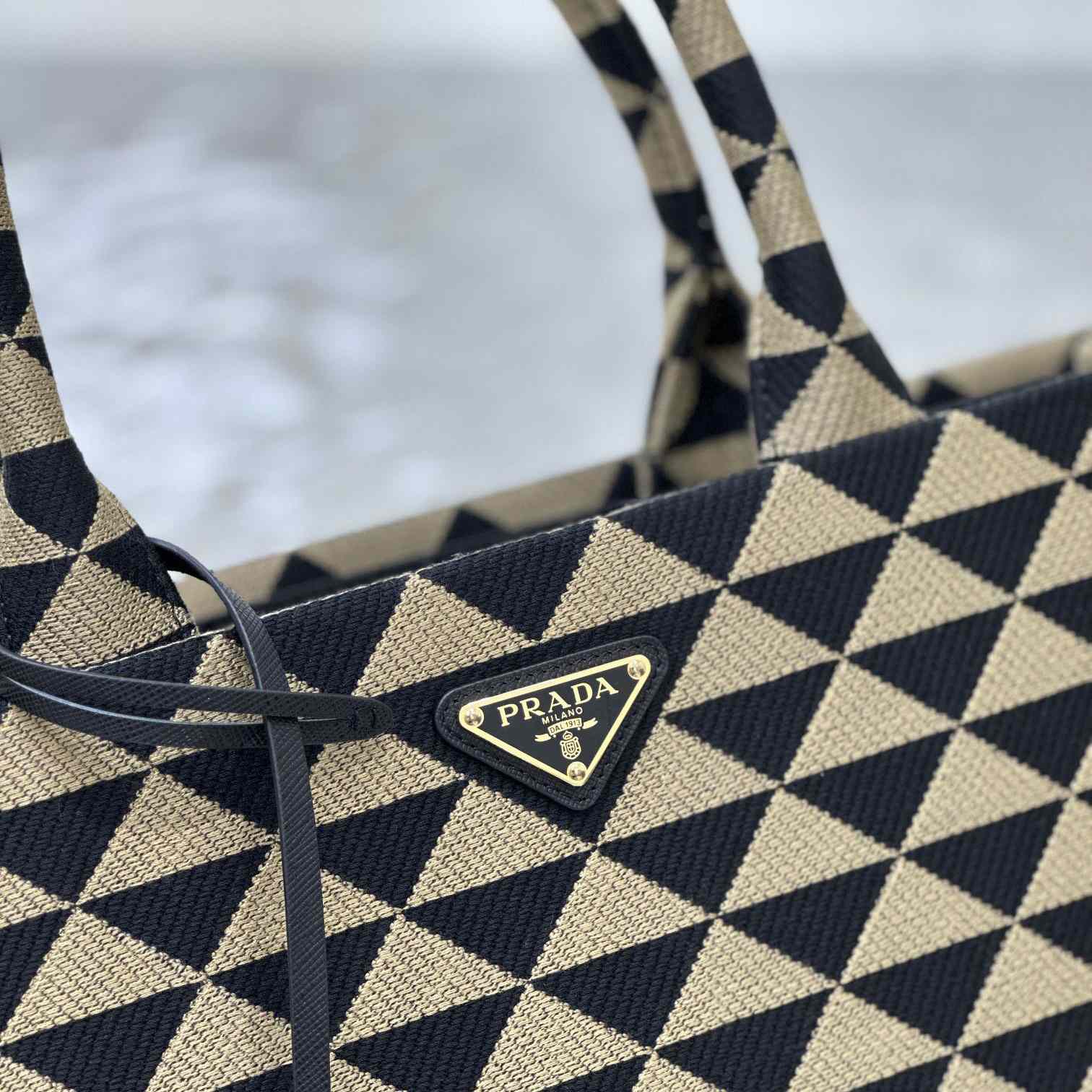 Große Prada-Symbole-Handtasche aus besticktem Stoff von Prada - EUR FASHION