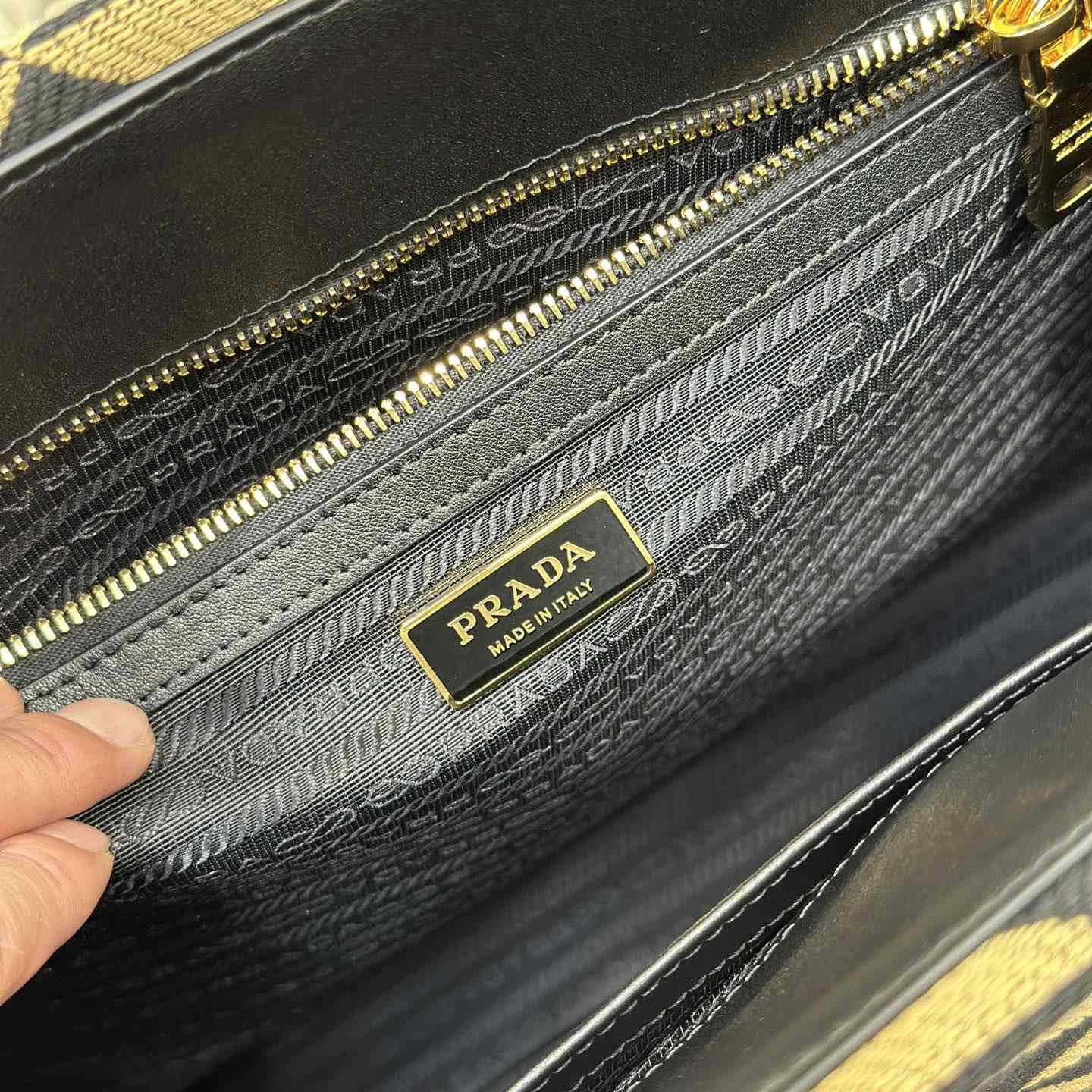 Große Prada-Symbole-Handtasche aus besticktem Stoff von Prada - EUR FASHION