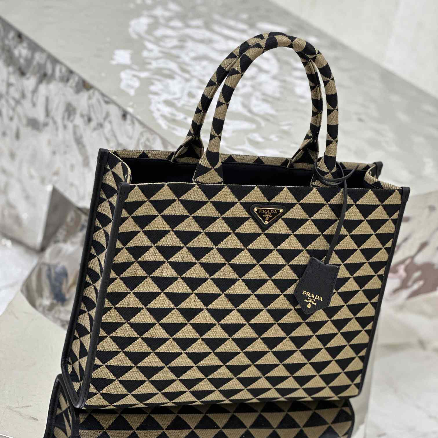 Große Prada-Symbole-Handtasche aus besticktem Stoff von Prada - EUR FASHION