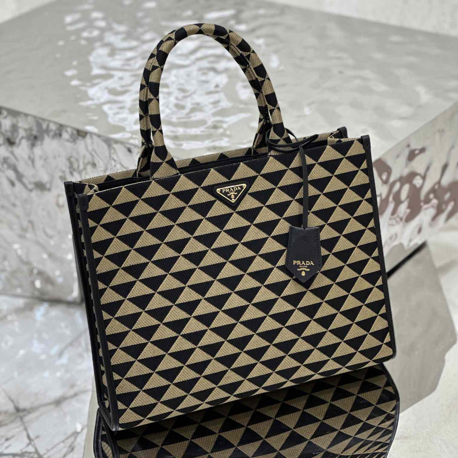 Große Prada-Symbole-Handtasche aus besticktem Stoff von Prada - EUR FASHION