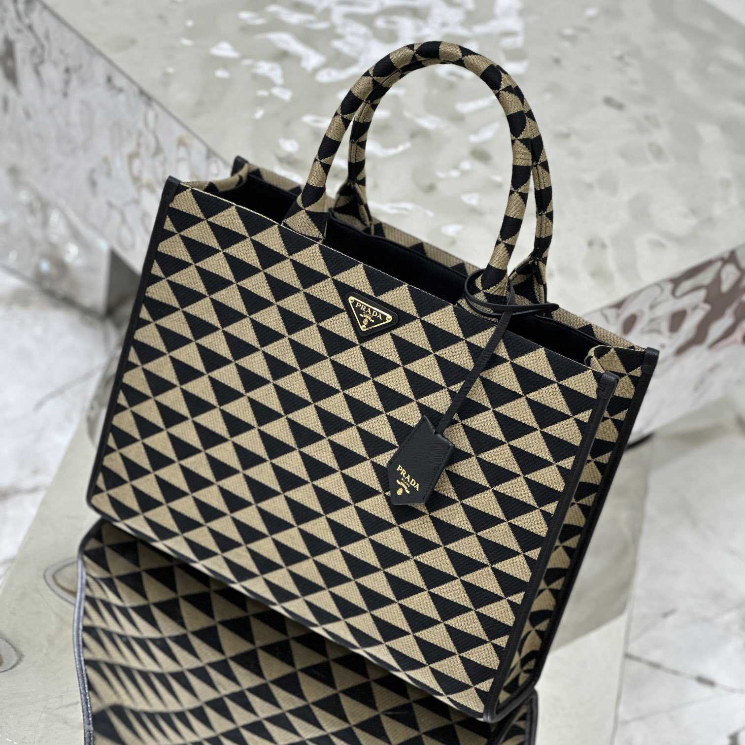 Große Prada-Symbole-Handtasche aus besticktem Stoff von Prada - EUR FASHION