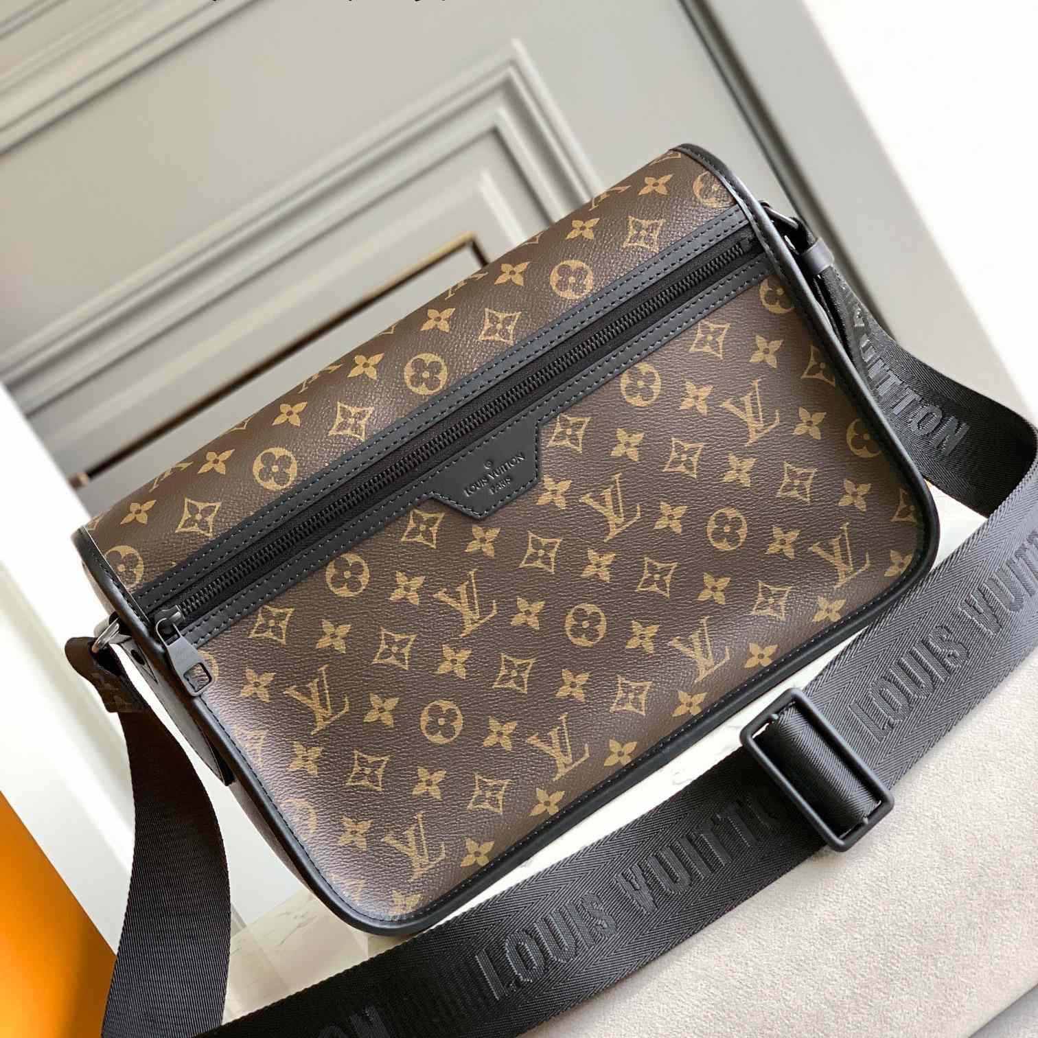 Louis Vuitton Archy Messenger MM (35x24x8CM) M46328 - EUR FASHION