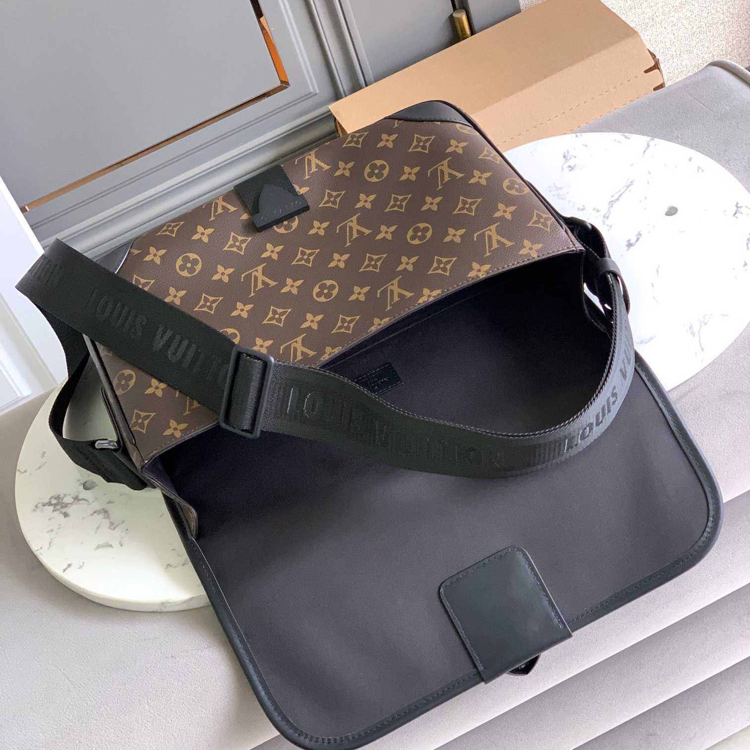 Louis Vuitton Archy Messenger MM (35x24x8CM) M46328 - EUR FASHION