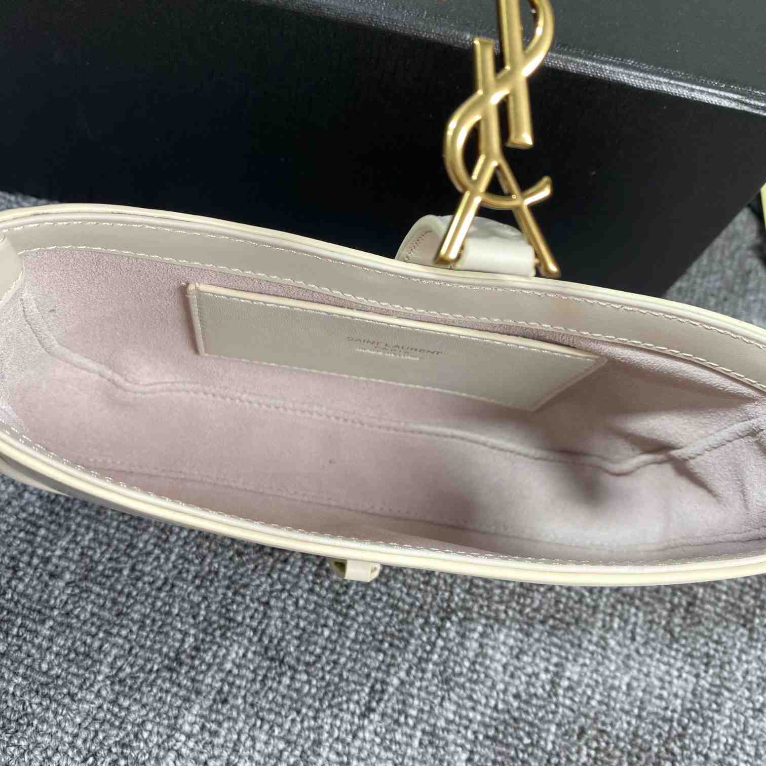 Saint Laurent Le 5 À 7 aus Glattleder - EUR FASHION