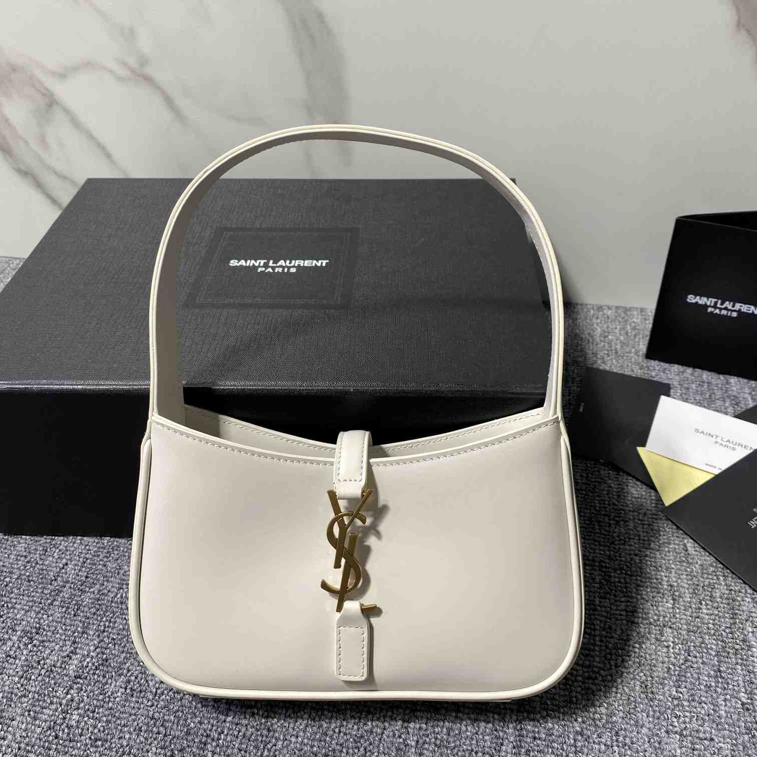 Saint Laurent Le 5 À 7 aus Glattleder - EUR FASHION