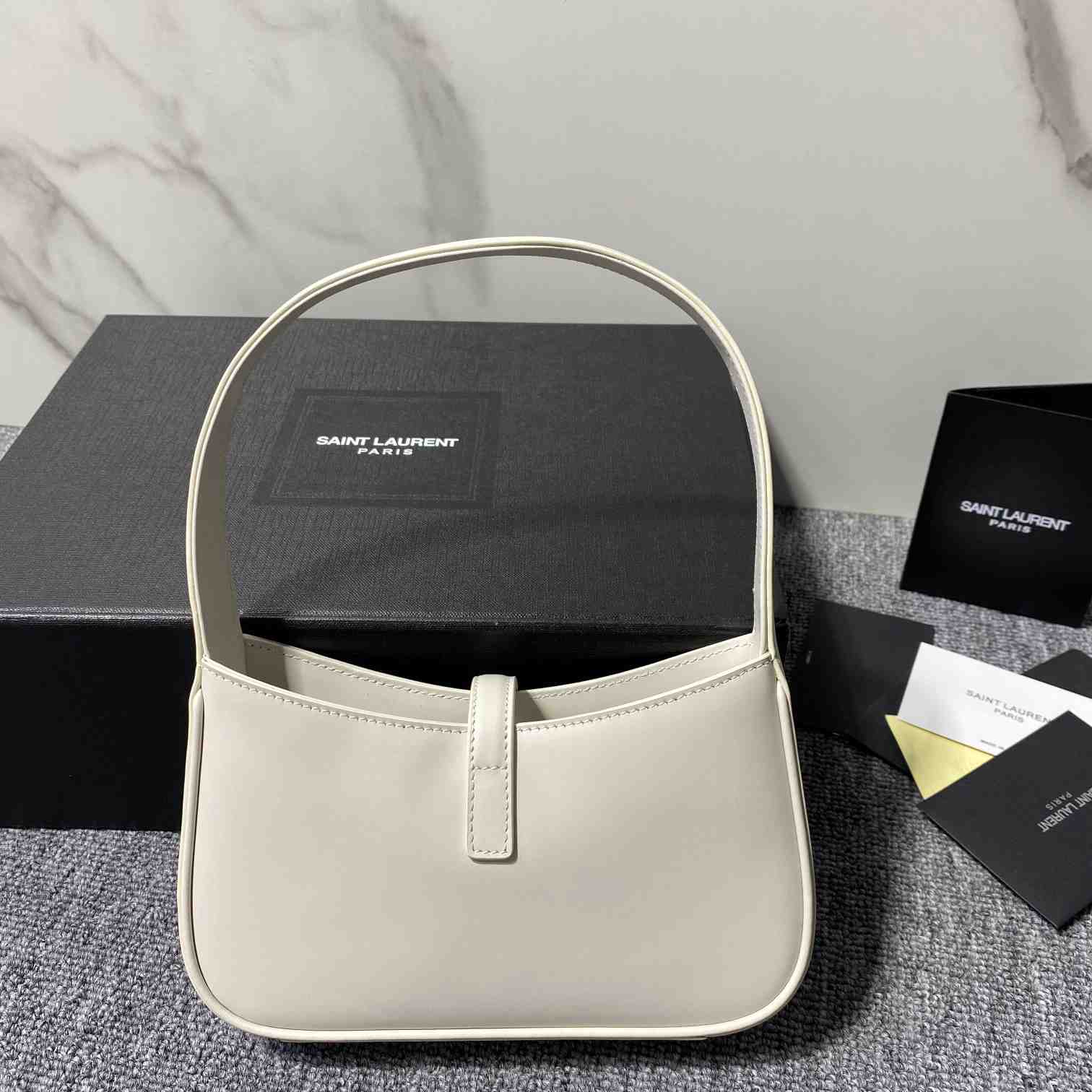 Saint Laurent Le 5 À 7 aus Glattleder - EUR FASHION
