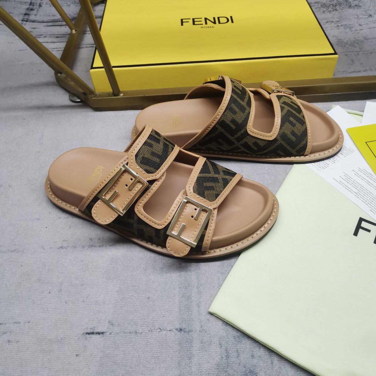 Fendi Feel Brown FF Stoff-Slides - EUR FASHION