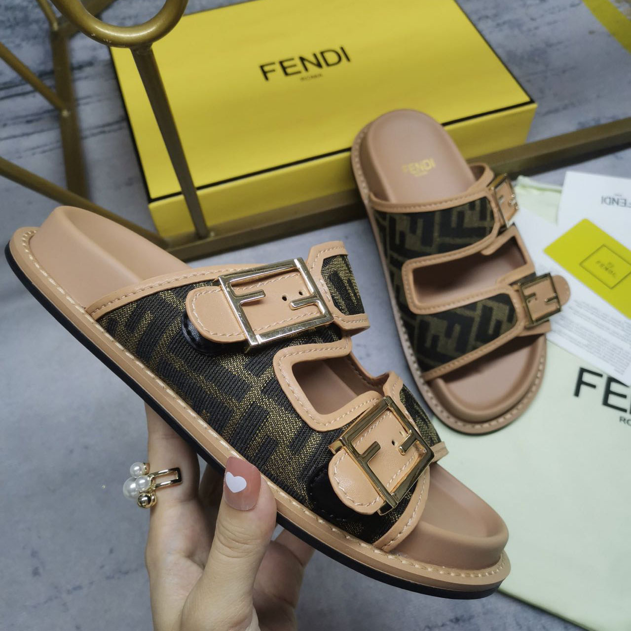 Fendi Feel Brown FF Stoff-Slides - EUR FASHION