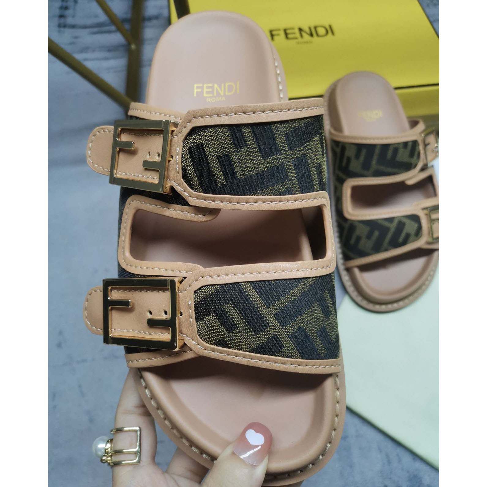 Fendi Feel Brown FF Stoff-Slides - EUR FASHION