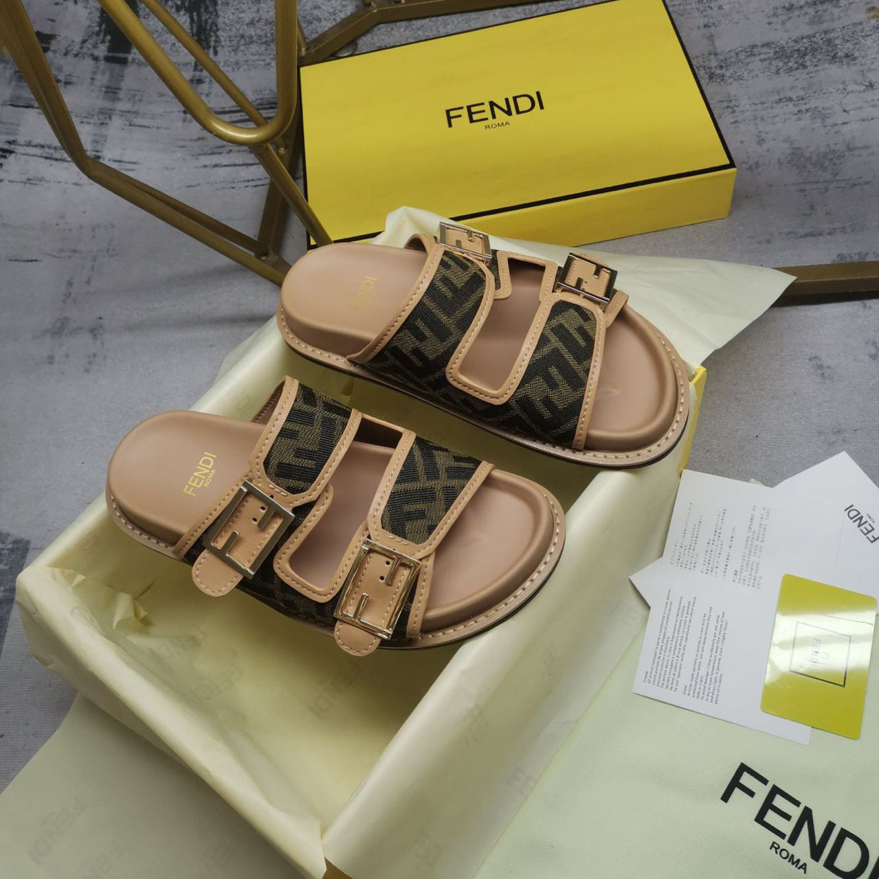 Fendi Feel Brown FF Stoff-Slides - EUR FASHION