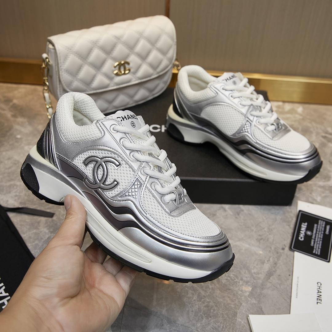 Chanel-Sneaker aus Stoff und Laminat in Weiß und Silber - EUR FASHION