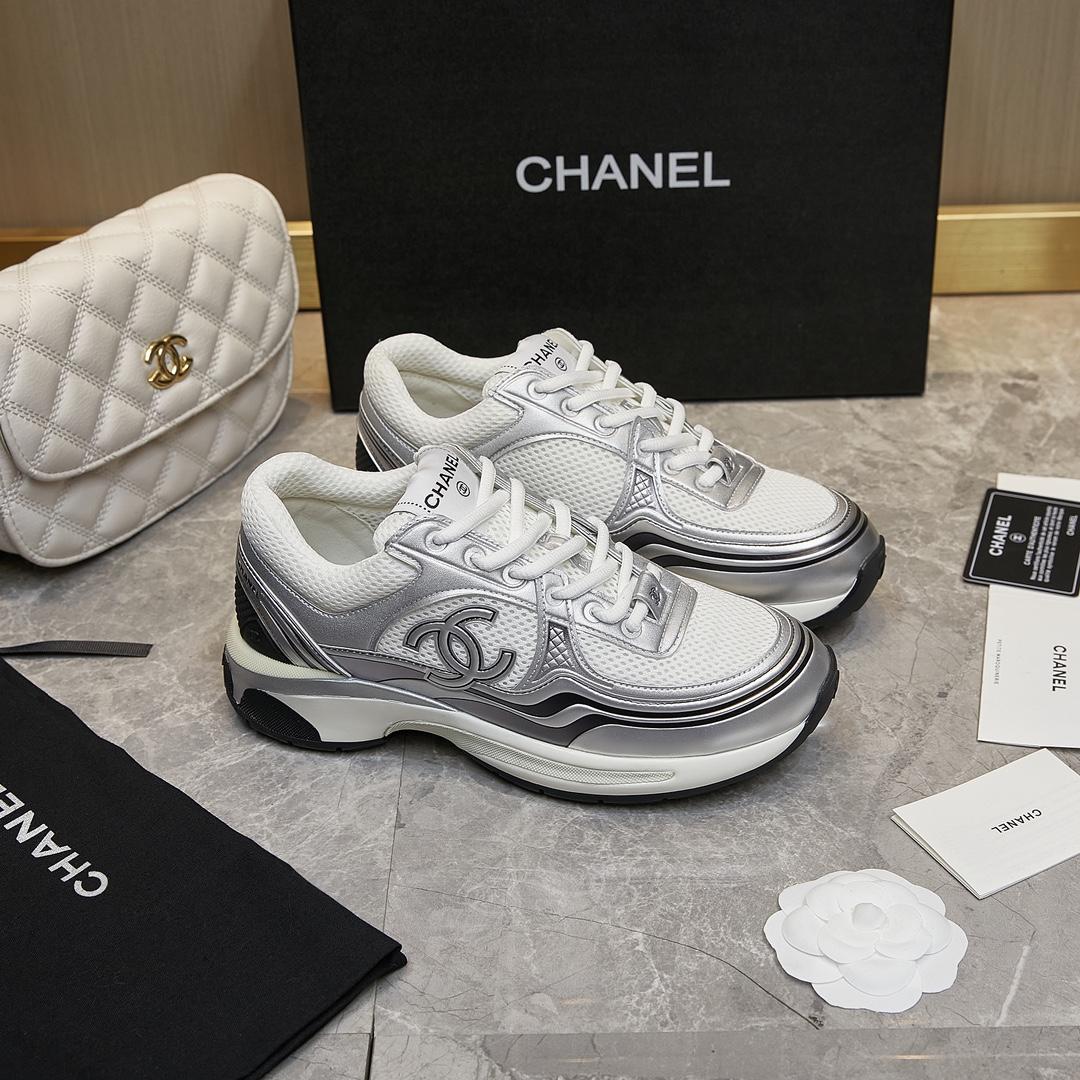 Chanel-Sneaker aus Stoff und Laminat in Weiß und Silber - EUR FASHION