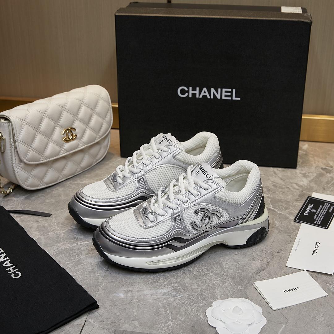 Chanel-Sneaker aus Stoff und Laminat in Weiß und Silber - EUR FASHION