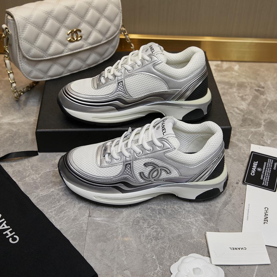 Chanel-Sneaker aus Stoff und Laminat in Weiß und Silber - EUR FASHION